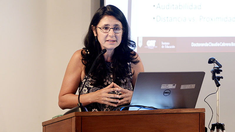 Claudia Cabrera en su defensa doctoral